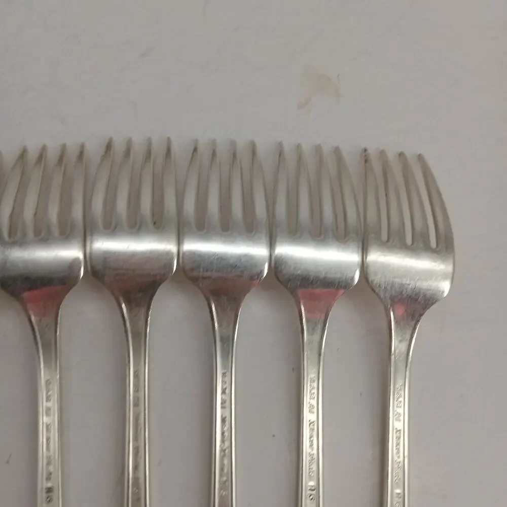 8X DF Vtg Manor Plate Triple Rose Rosedale Dinner Forks Silverplate